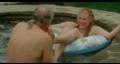 Daryl Hannah dans le jacuzzi avec un vieux 